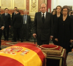 Sus Majestades los Reyes y Su Alteza Real la Infanta Doña Elena en la Capilla Ardiente de Don Adolfo Suárez 